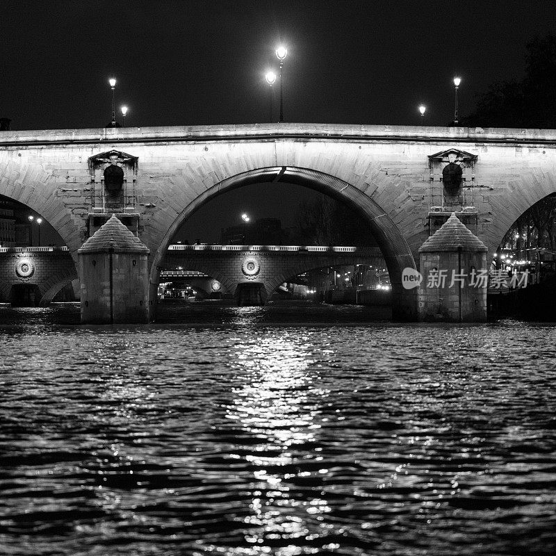 法国巴黎塞纳河夜游，灯光桥