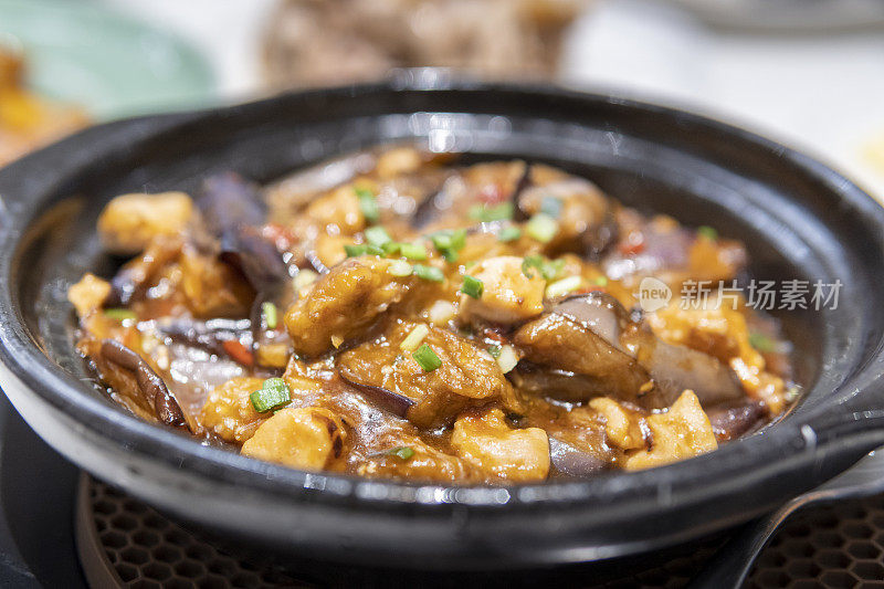 鱼香茄子的特写:香港风味茶餐厅的鱼香茄子