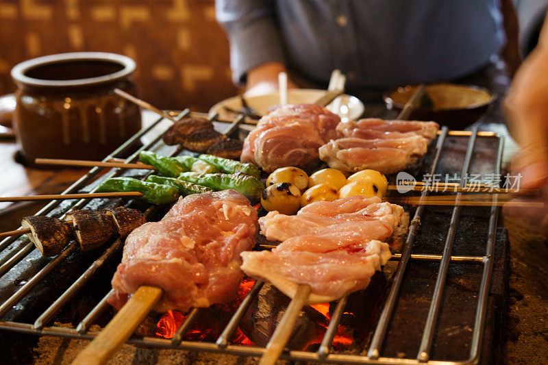 日式炒菜——鸡肉和蔬菜放在铁架上，用炭火烤