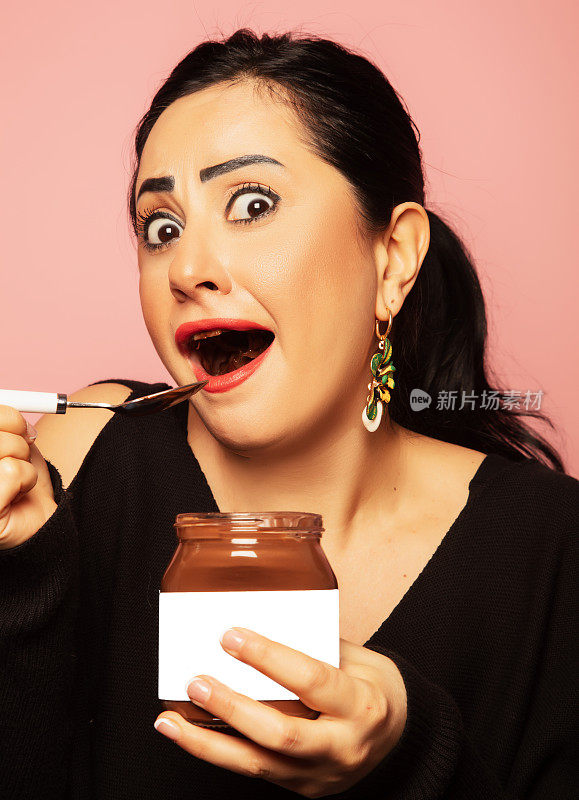 迫不及待想要吃一顿美味的榛子巧克力奶油的年轻女人。