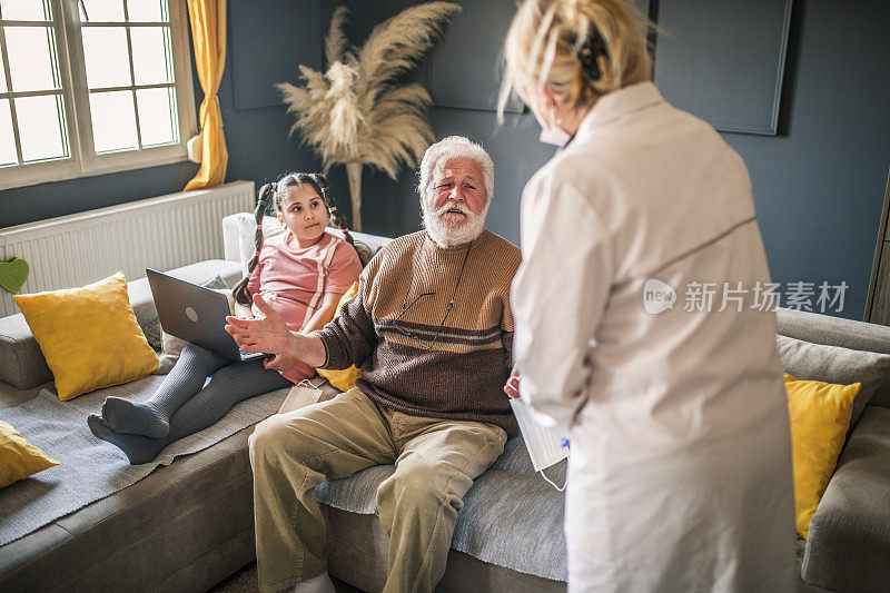 健康访视员和养老院访视期间的一位老人