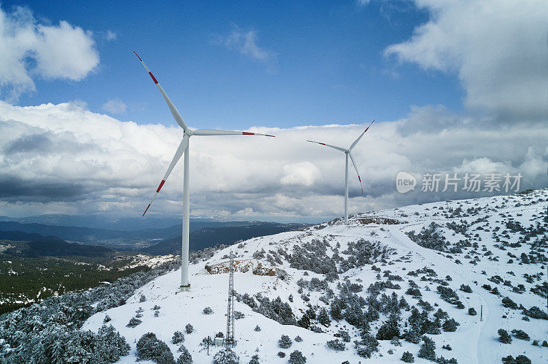 在雪山顶上的风力涡轮机发电