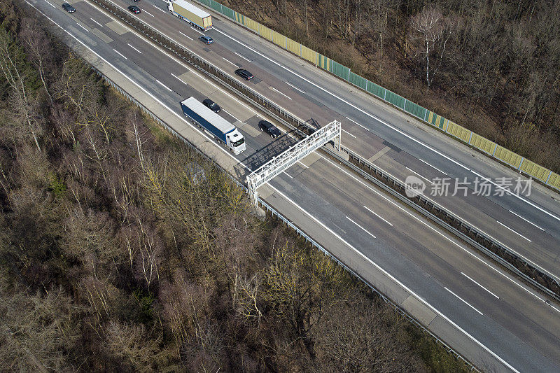 高速公路上的卡车收费系统-控制龙门，鸟瞰图