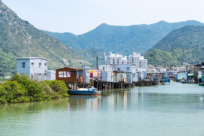 香港著名的旅游景点。香港大屿山大澳渔村水中的船只