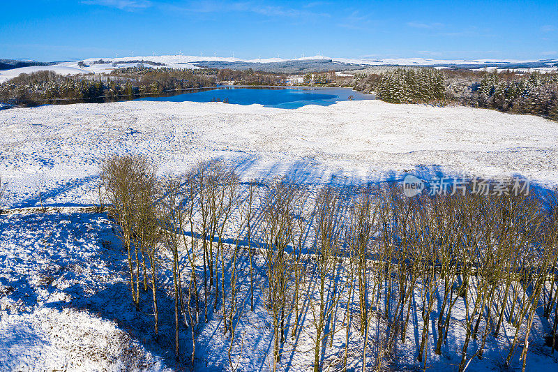 高角度的苏格兰湖在农村的位置与雪地在邓弗里斯和加洛韦