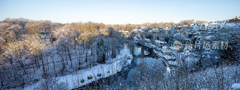 英国约克郡北部的Nidd河和铁路高架桥上的冬季雪景