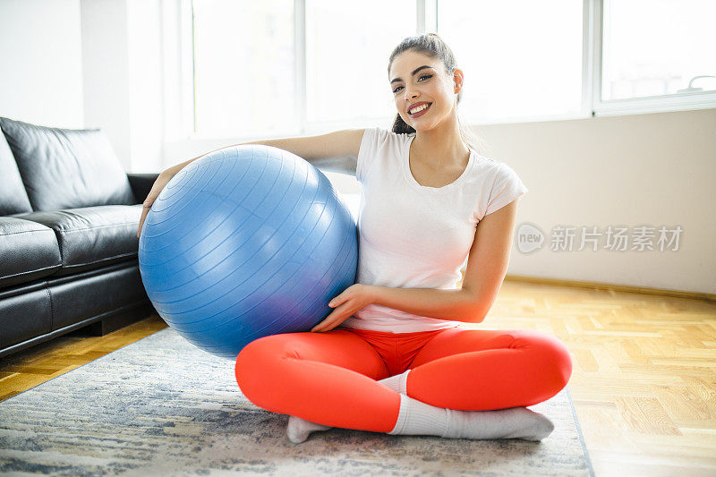 年轻美丽的女子在冠状病毒大流行期间进行高强度的家庭锻炼