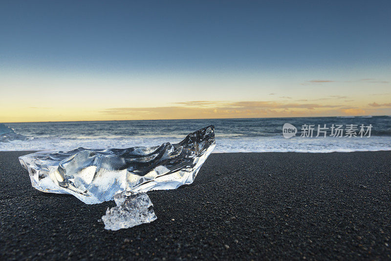 一块精致的冰被冲上了冰岛Jokulsarlon被称为钻石海滩的火山灰海滩