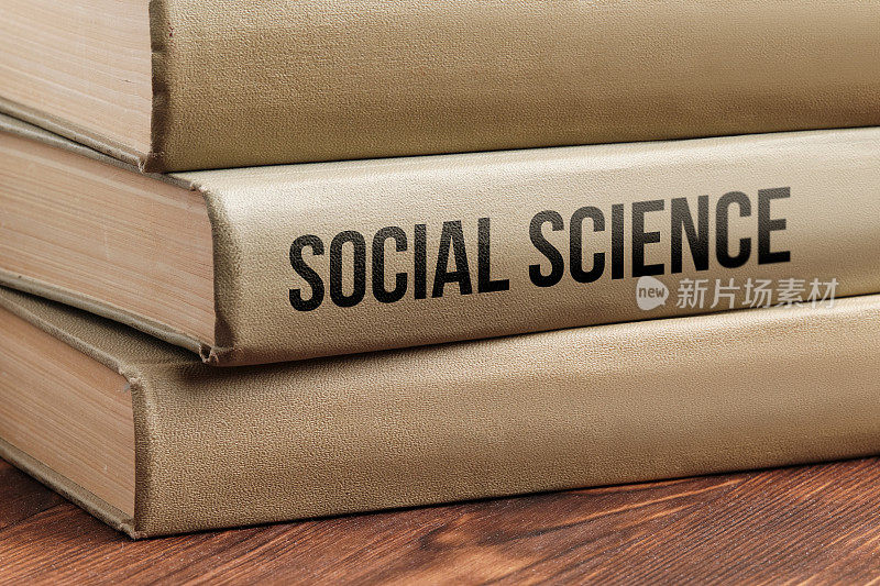 社会科学学科概念书在木桌上学习。