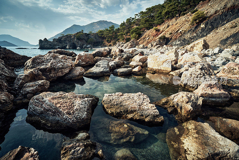 地中海岩石海岸。大石块浅