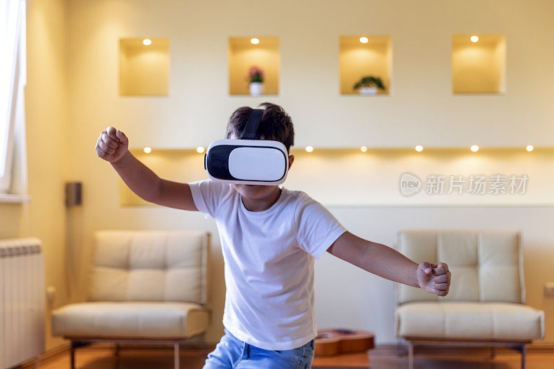 小男孩在家玩虚拟现实游戏，把想象变成现实。