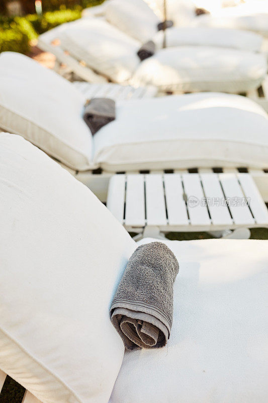 这张照片拍摄的是酒店外面沙滩椅上的一条毛巾