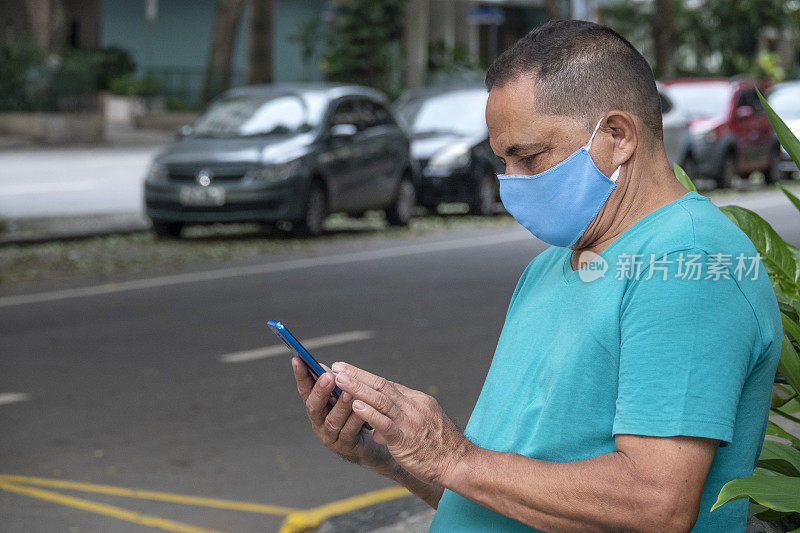 大流行期间，一名男子在街上发送信息