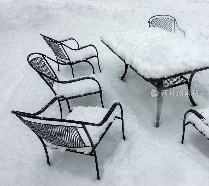 室外家具被雪覆盖