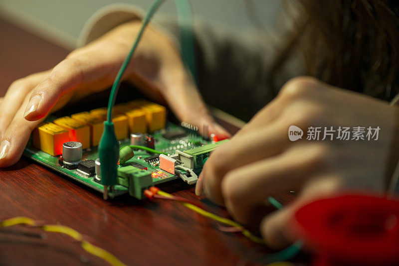 女电子工程师检查电路板