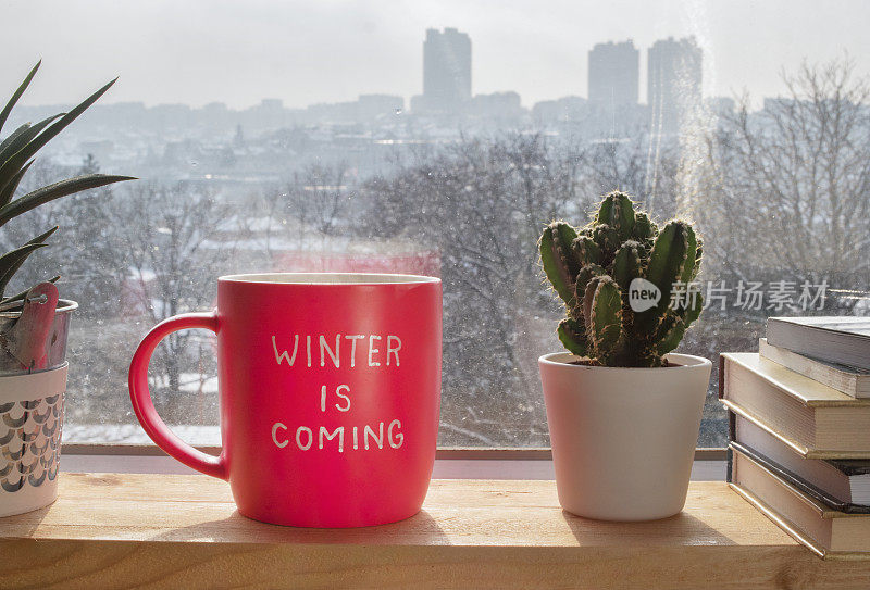 杯子上的茶和咖啡窗台上的雪在冬天