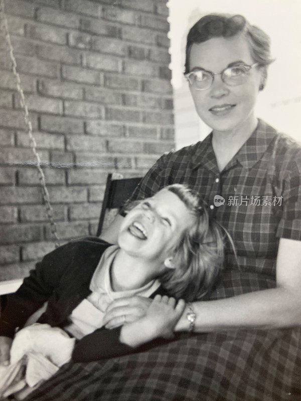 母亲和女儿1950年代黑白