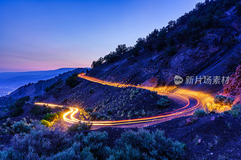 长曝光光小径弯曲的山路