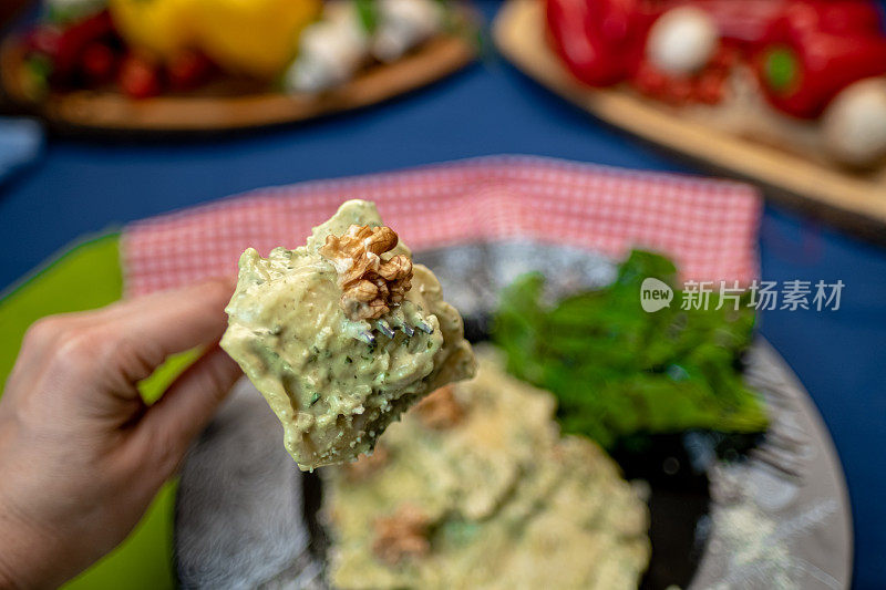 奶油酱芝麻菜和核桃馄饨