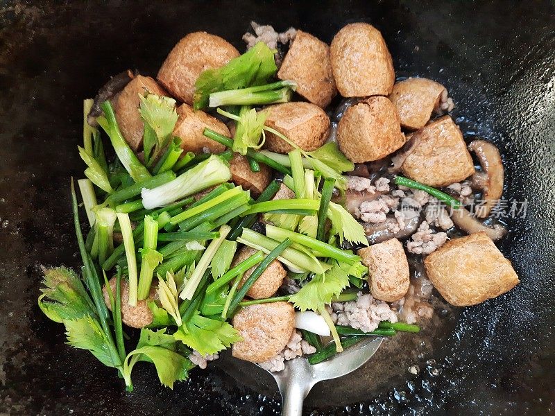 用平底锅炒豆腐。