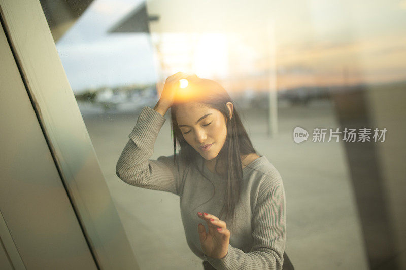 日落时年轻女子的肖像