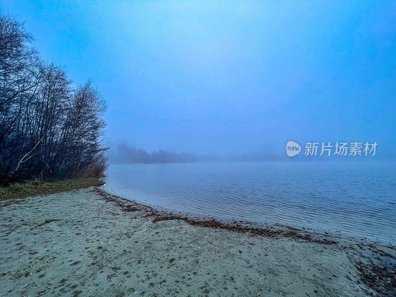 在冬天寒冷的天气里，雾中的湖水令人毛骨悚然。