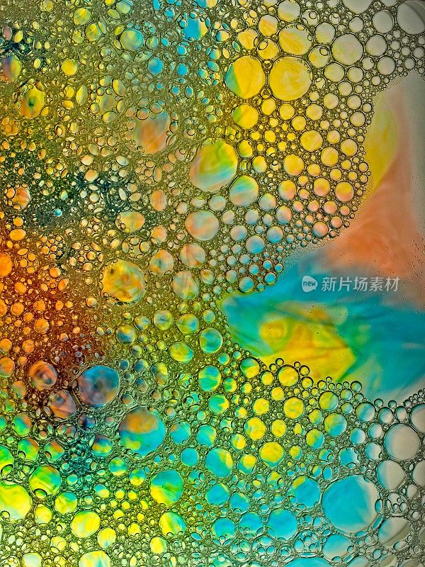 用水、油和液体肥皂创作的明亮、充满活力的泡沫艺术