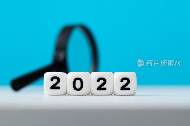 2022年新年，放大镜摆在桌上