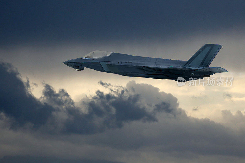 F-35战斗机飞过云层