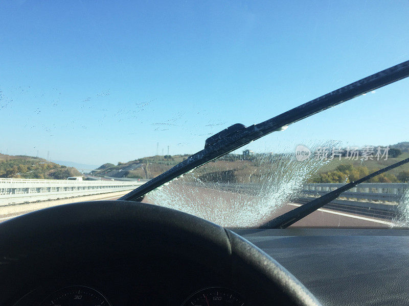 用挡风玻璃刮水器清洗汽车挡风玻璃
