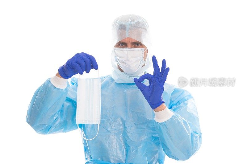 这是完美的。covid-19保护。戴着医用呼吸面罩的男子。穿着安全服的医生。关于冠状病毒大流行的卫生。科学家用ok手势。检疫疫情爆发