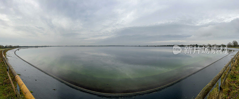 在雨天，德国林根市有一个名为“Speicherbecken”的湖。