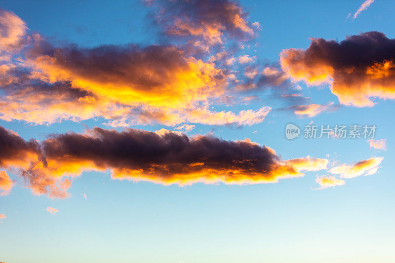 红色和橙色的天空缕缕云蓝色的天空云景科罗拉多户外背景照片系列