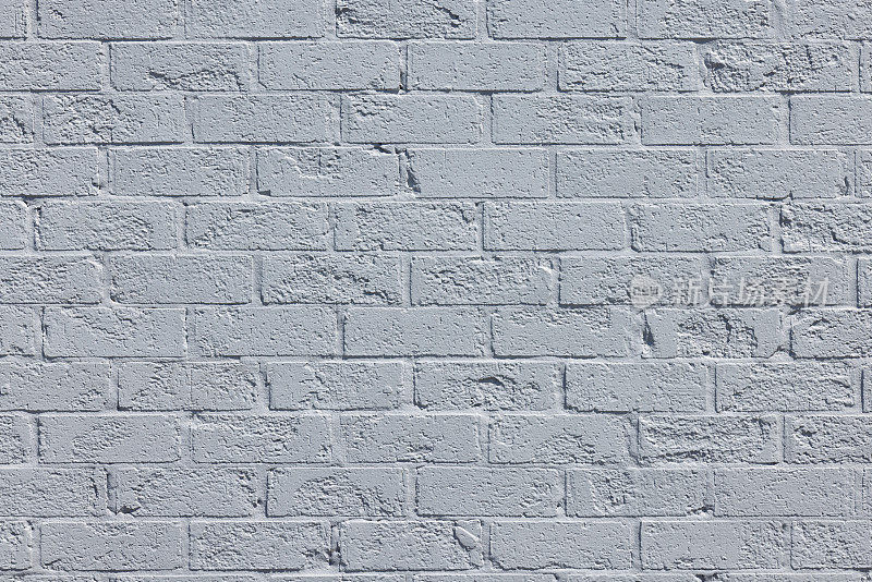 旧砖墙的一部分被漆成了灰蓝色
