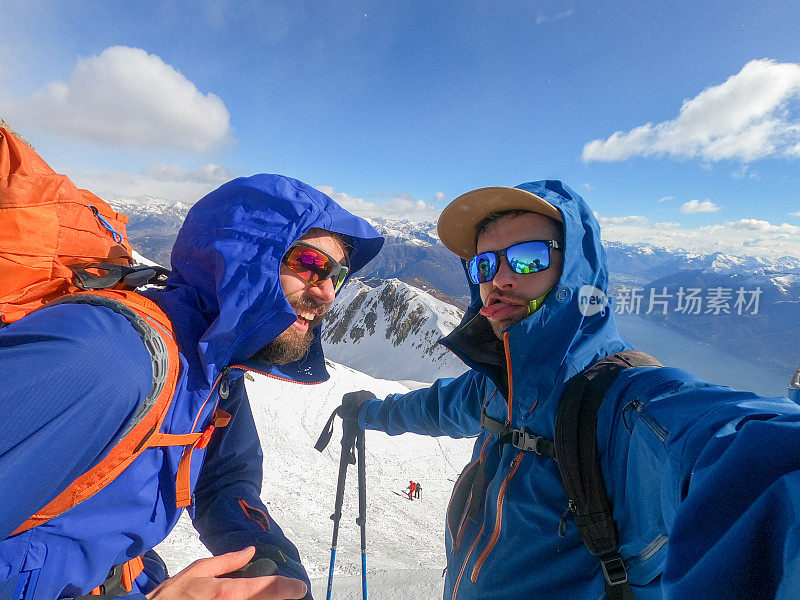 两个朋友在冬天穿雪鞋自拍