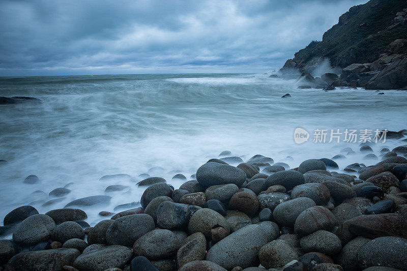 阴天的鹅卵石海岸