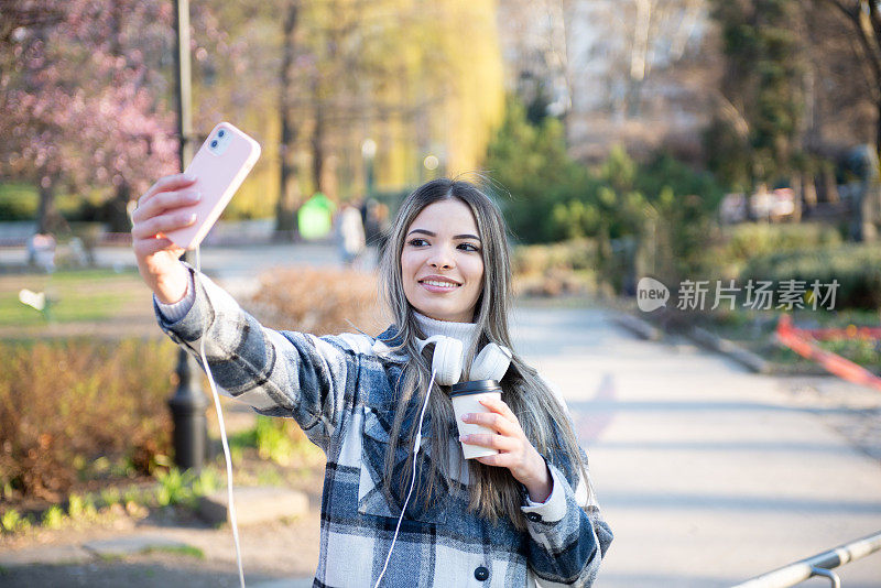 美丽的女孩喜欢在户外自拍