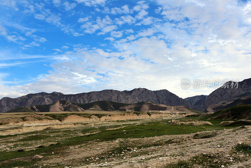 苏丹巴巴-阿利舍尔村-山区和引人注目的天空，Dihdadi地区，巴尔赫省，阿富汗