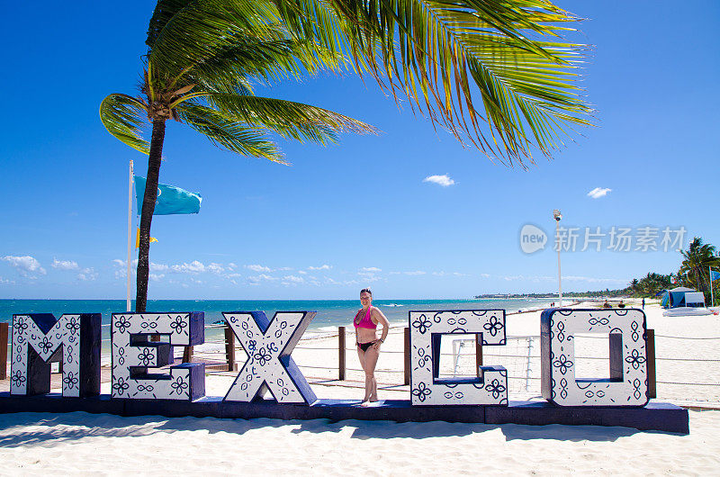 在单词Mexico中画字母i的女人