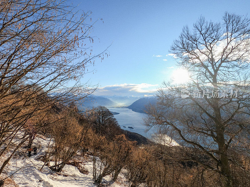 从山顶俯瞰马乔雷湖和阿斯科纳湖