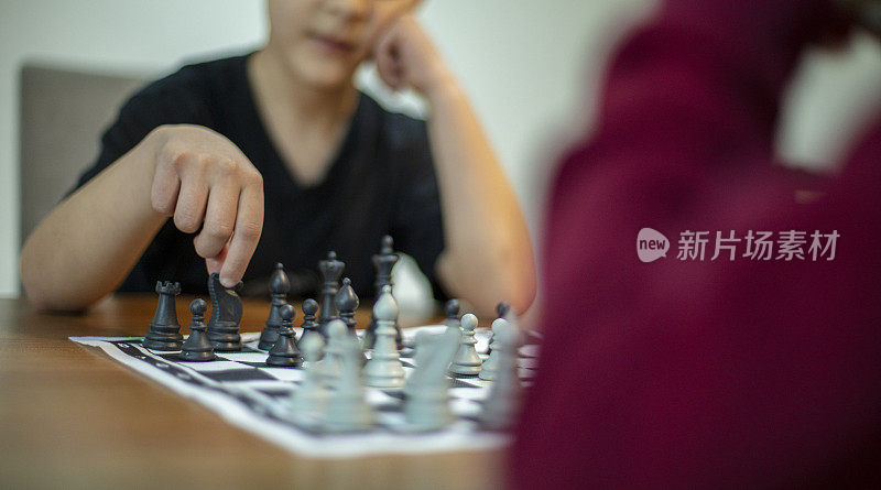 象棋男孩在走棋。