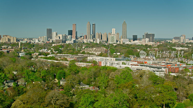 航拍公寓大楼和市区天际线在亚特兰大，乔治亚州