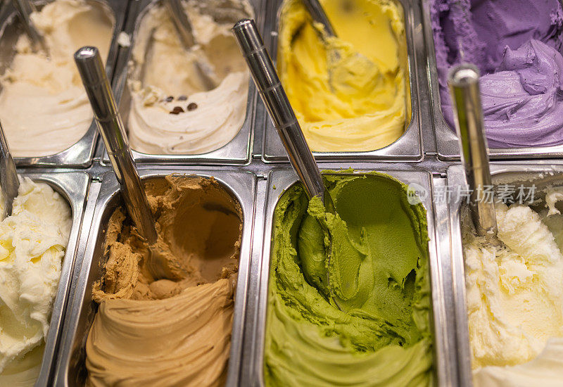 各种口味的冰淇淋装在托盘里