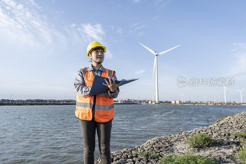 一位在海边风电场工作的女工程师有一本航海日志。