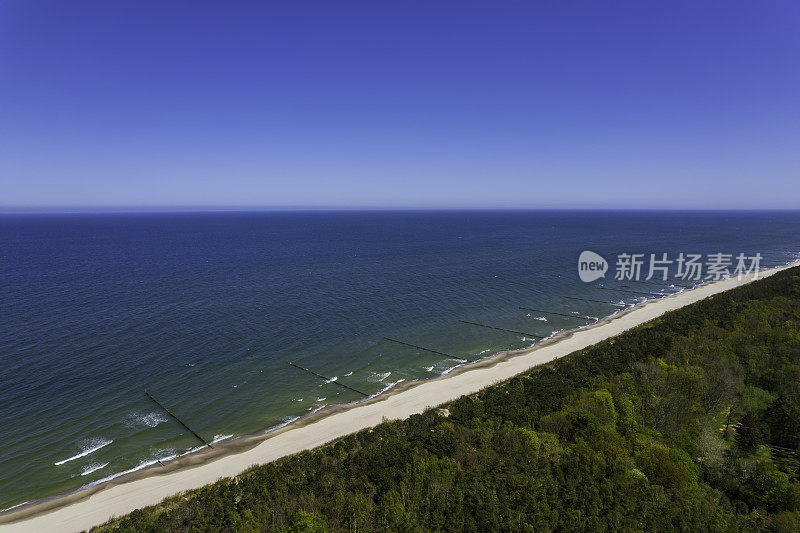 狭长的半岛，夏日沙滩美丽(鸟瞰图)