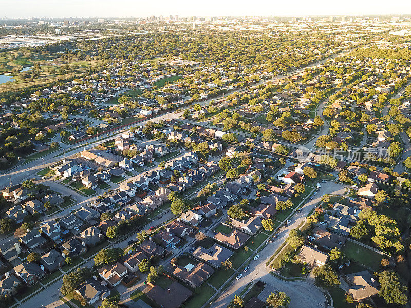 顶视图总体规划社区和住宅区在城市蔓延与达拉斯市中心，得克萨斯州天际线的背景