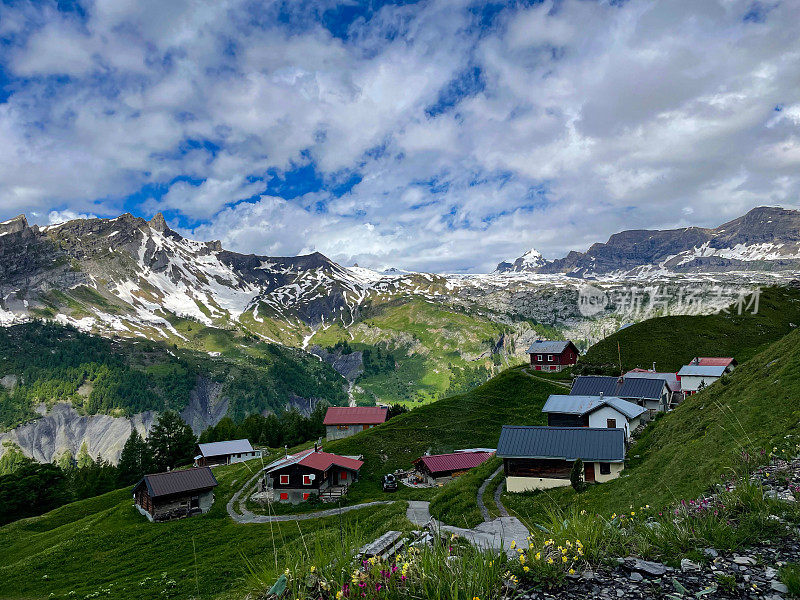 在Sion村，俯瞰瑞士山脉的乡村房屋的壮丽景色