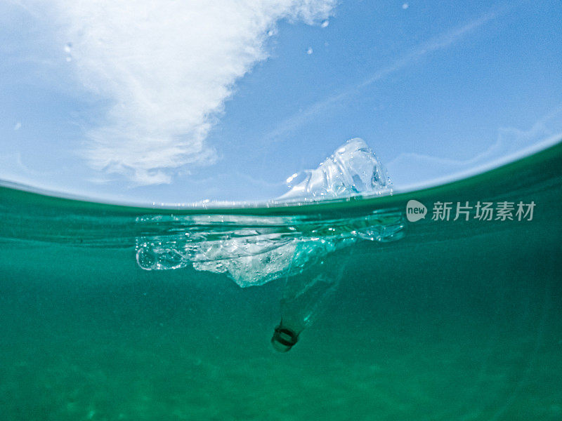 漂浮在海上的塑料瓶