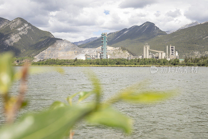 山景水泥厂，树叶干涉和湖泊前景