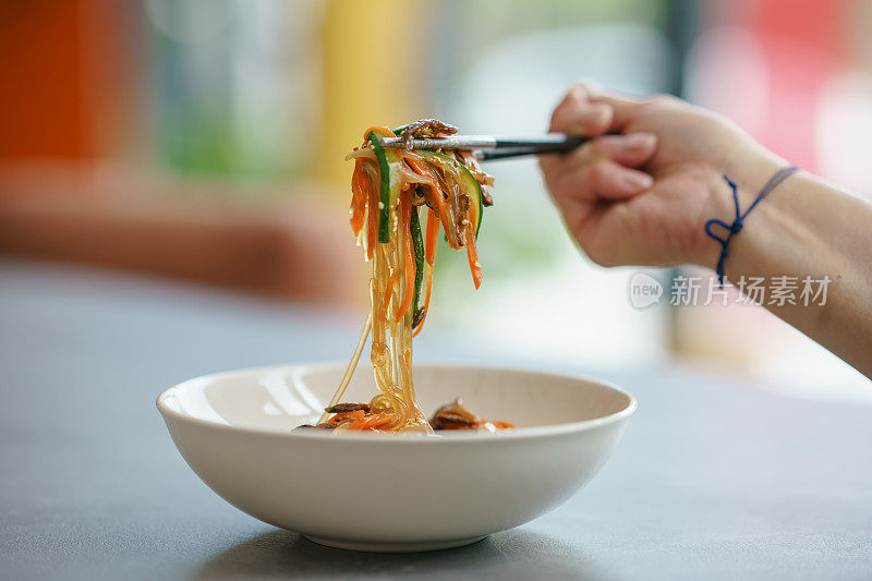 炒菜是一种传统的韩国食物，它是由炒菜混合而成的